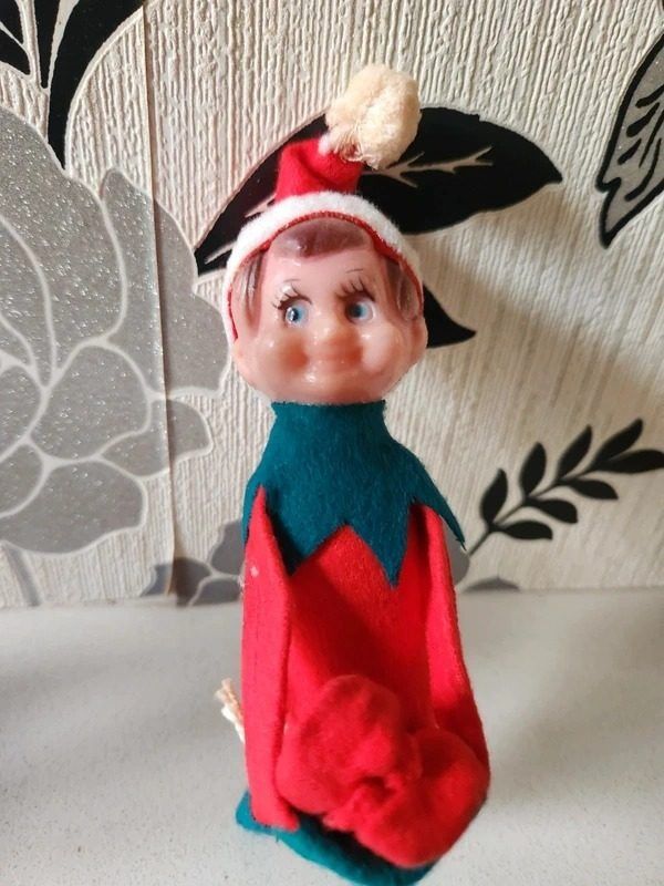 Red And Green Elf Doll obraz 2