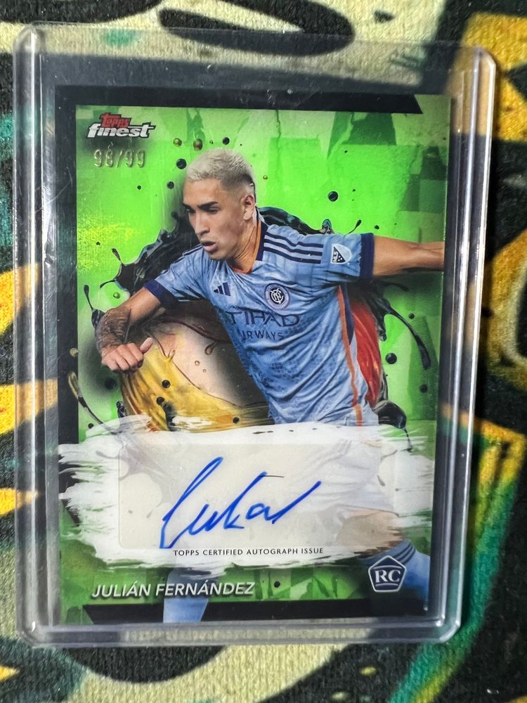 Topps Julián Fernández Auto/99 Topps Finest Soccer Trading Card product image