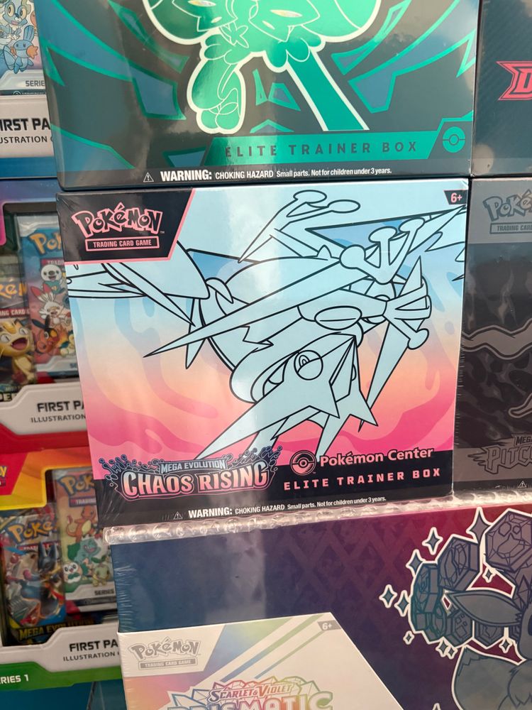 Pokémon Center Chaos Rising Elite Trainer Box obraz 1