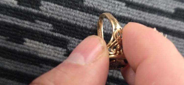 9ct gold Gold Ring With Black And Gold Emblem imagen 6