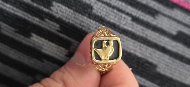9ct gold Gold Ring With Black And Gold Emblem imagen 2