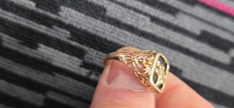 9ct gold Gold Ring With Black And Gold Emblem imagen 3