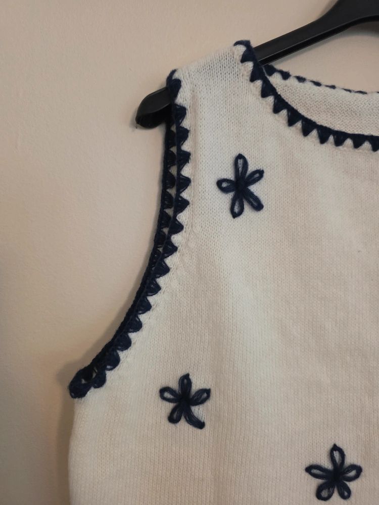 Immagine di Shein White & Navy Floral Embroidered Scalloped Trim Knit Vest Top (Size L / UK 12-14) 2
