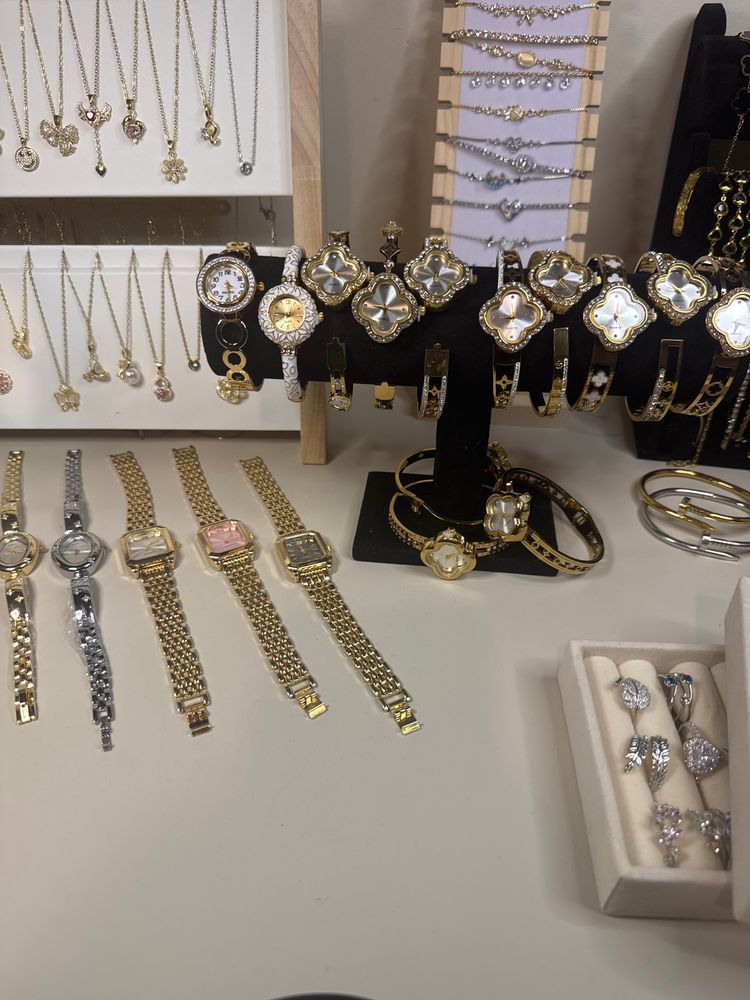 Immagine di Assorted Women'S Watches And Jewelry 1