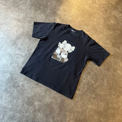 Kaws Uniqlo Black Tee 2023 Taglia L (Usato)