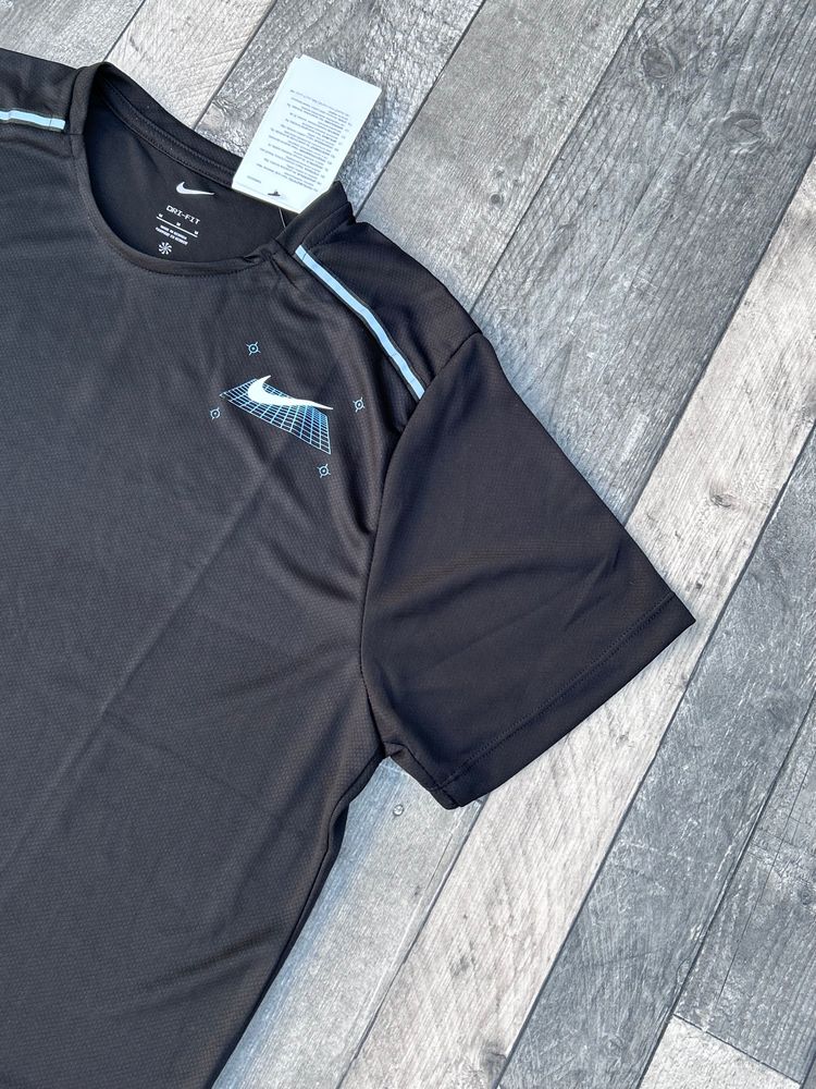 Immagine di Nike Dri-Fit Miler T-shirt & Short Set ‘Black Graphic Print’ - Size Medium  3