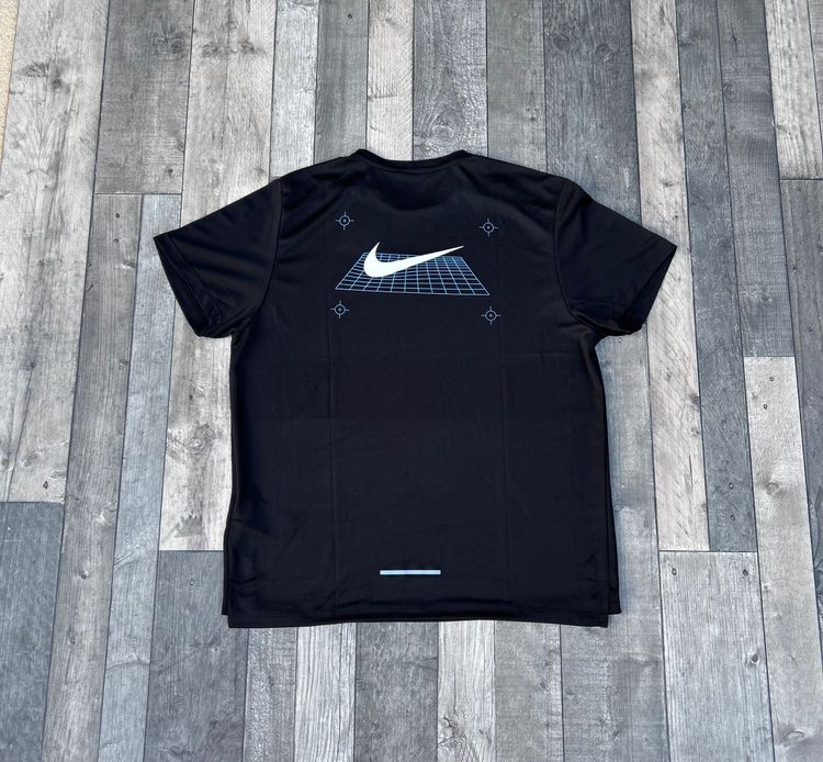 Immagine di Nike Dri-Fit Miler T-shirt & Short Set ‘Black Graphic Print’ - Size Medium  4