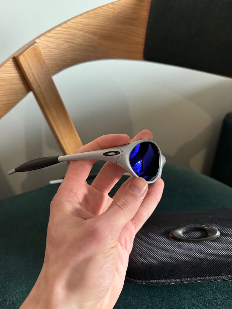Immagine di Oakley Sunglasses With Blue Mirrored Lenses 4