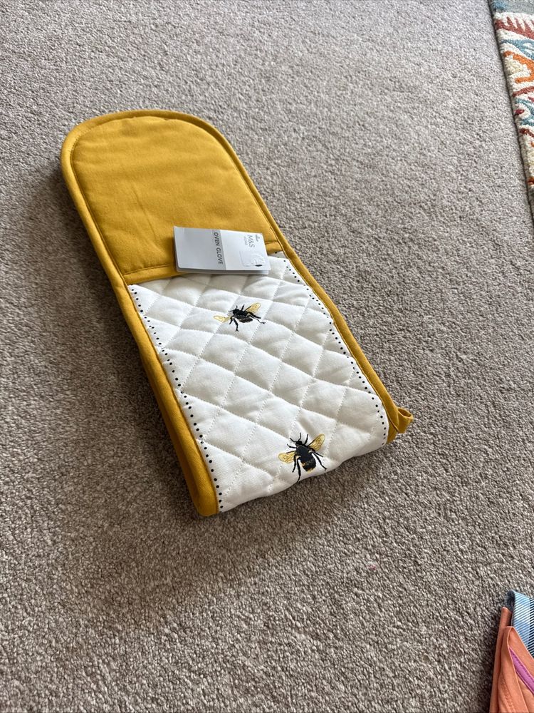 M&S Home Oven Glove image 6