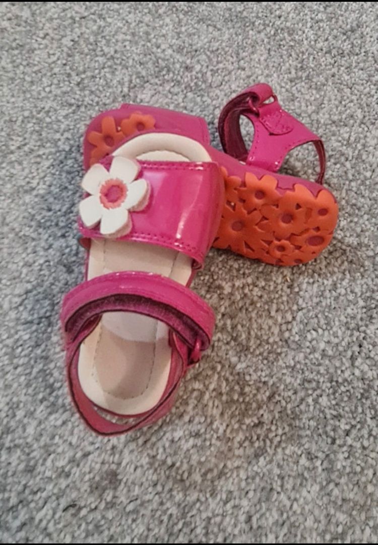 Pink Kids Sandals With Flower Decoration 2