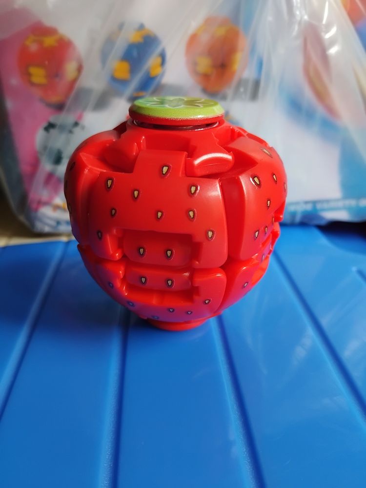 Red Strawberry-Shaped Fidget Spinner Toy obraz 2