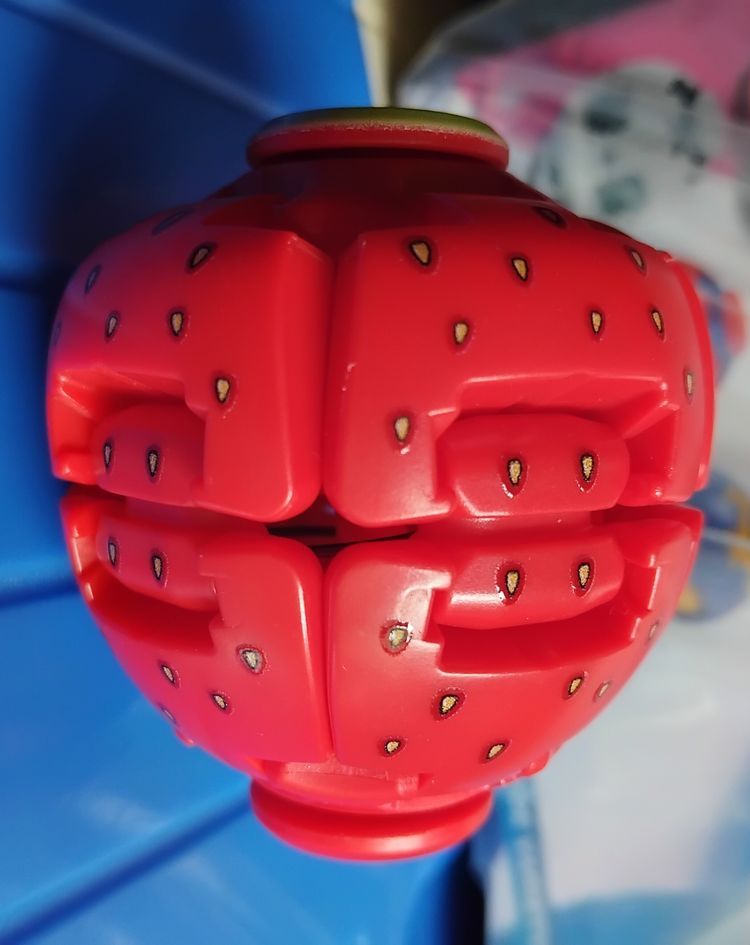 Red Strawberry-Shaped Fidget Spinner Toy obraz 4