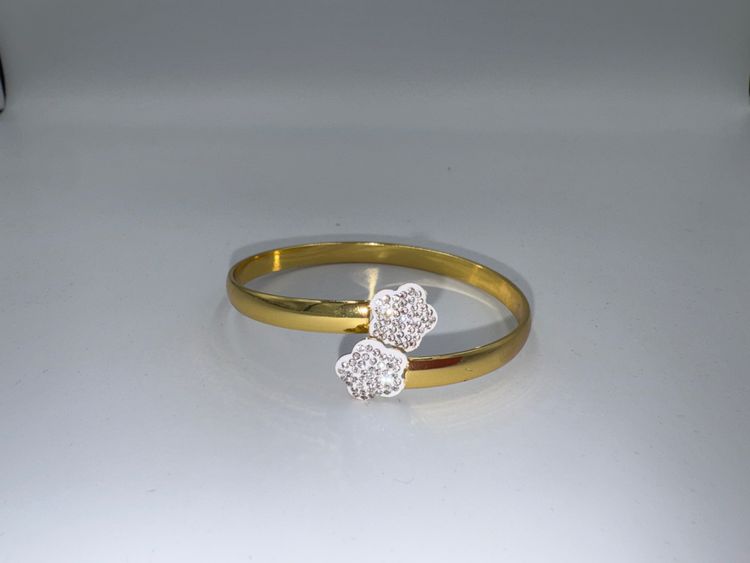 Immagine di Gold Bracelet With Floral Diamond Accents 2