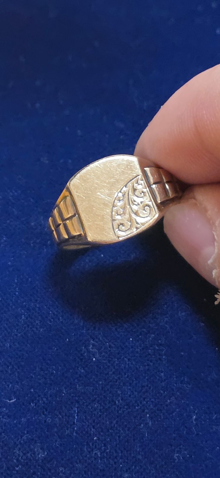 Immagine di 925 sterling silver gold plated Men'S Ring With Engraved Design 2