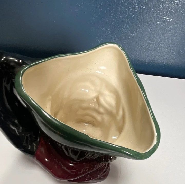 Ceramic Character Jug With Green Hat And Black Handle imagen 4