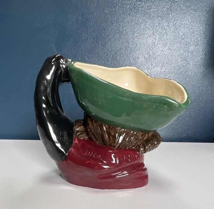 Ceramic Character Jug With Green Hat And Black Handle imagen 3