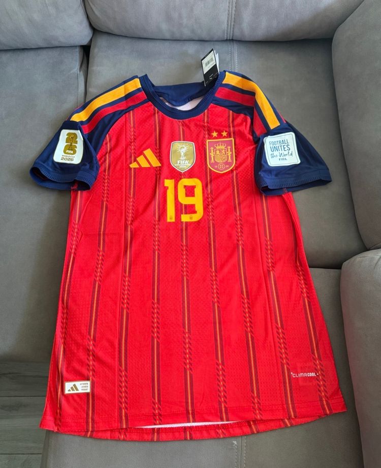 Camiseta talla L España local versión jugador sin estrenar!! 20 euros !