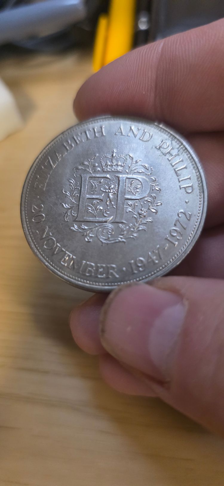 £3). 1972 commemorative coin Royal mint  image 5