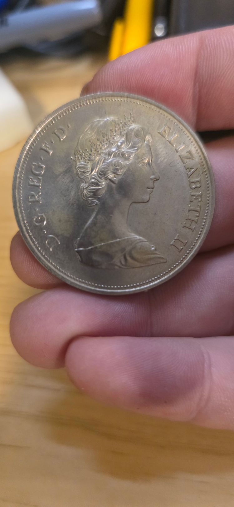 £3). 1972 commemorative coin Royal mint  image 6