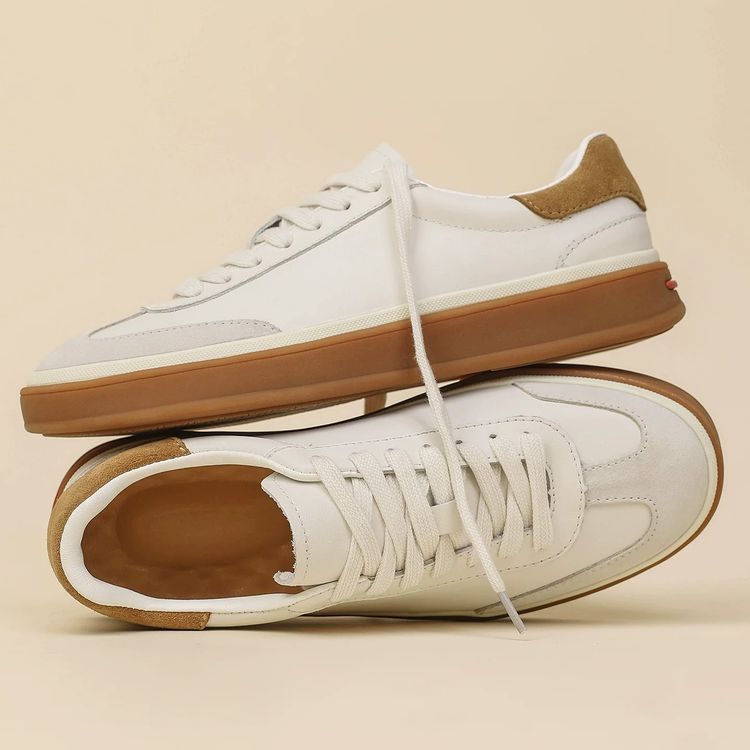 White Low-Top Sneakers With Brown Sole And Heel Patch imagen 1