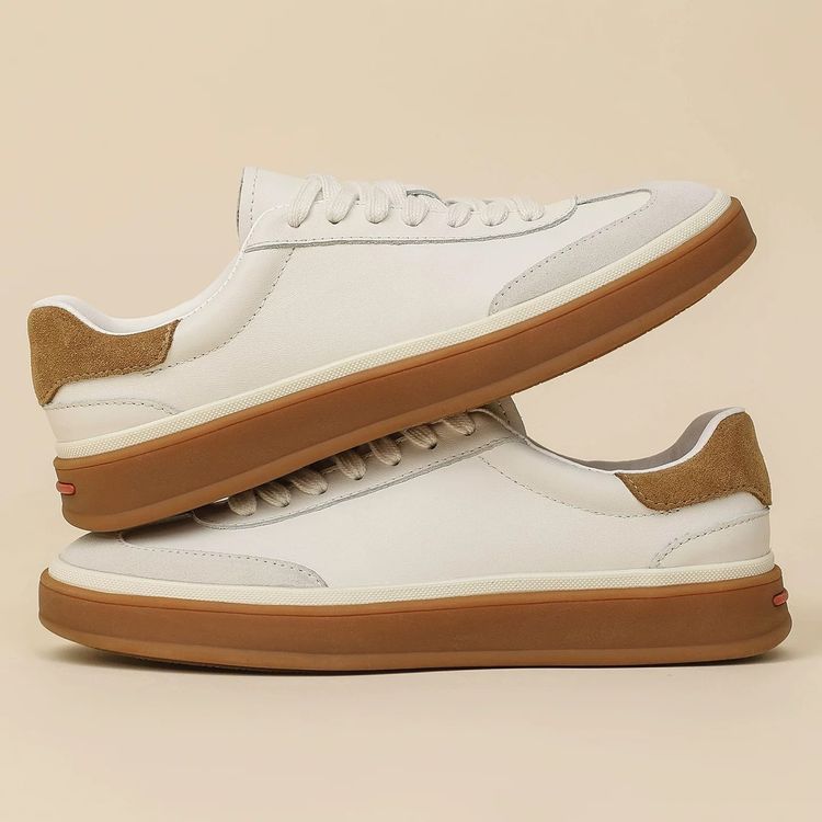 White Low-Top Sneakers With Brown Sole And Heel Patch imagen 2