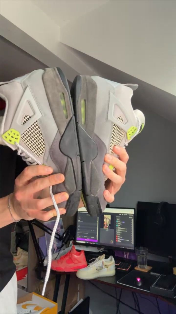 On Running J4 Neon Small mud mark on front product image