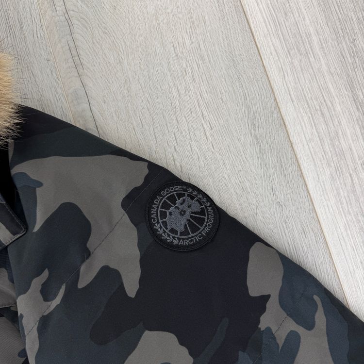 Immagine di Canada Goose Men’s Black Badge Camo Emory Parker Jacket - Large 2