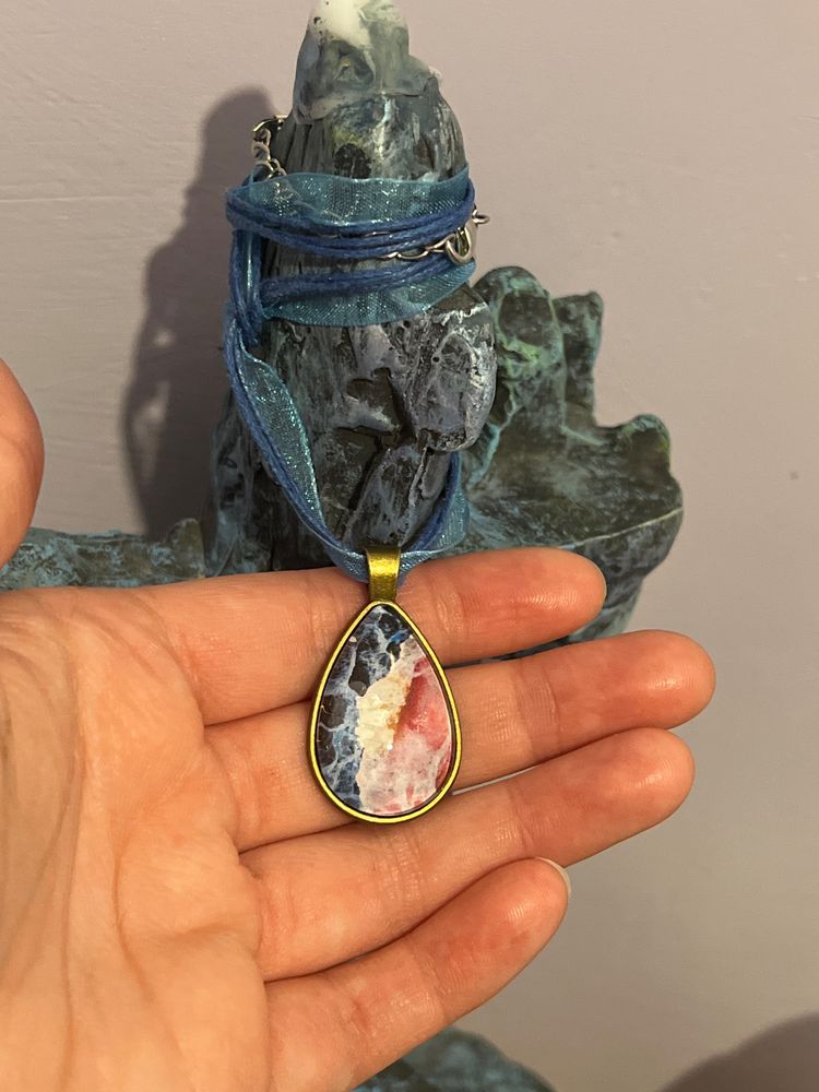 BRAND NEW UNIQUE GLASS NECKLACE HANDMADE