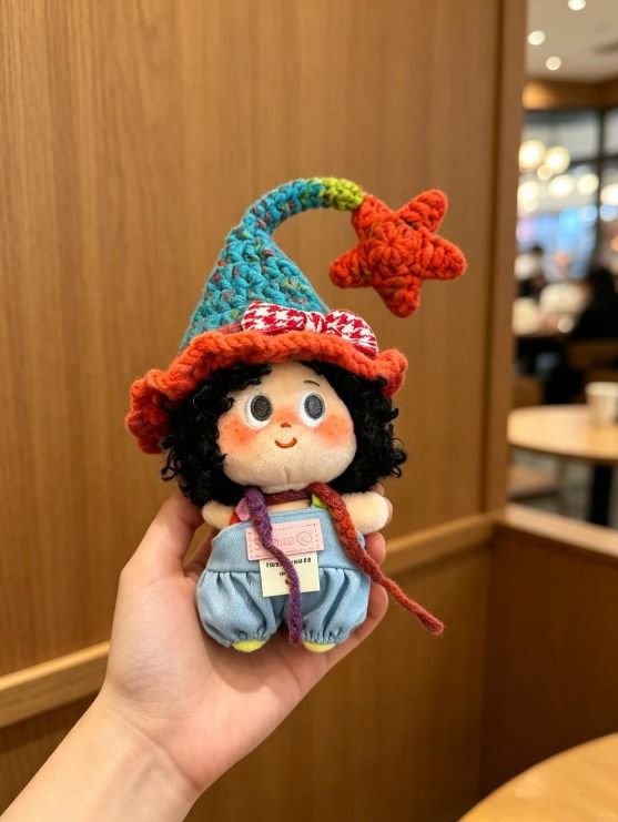Immagine di Handmade Crochet Dolls With Colorful Hats 3