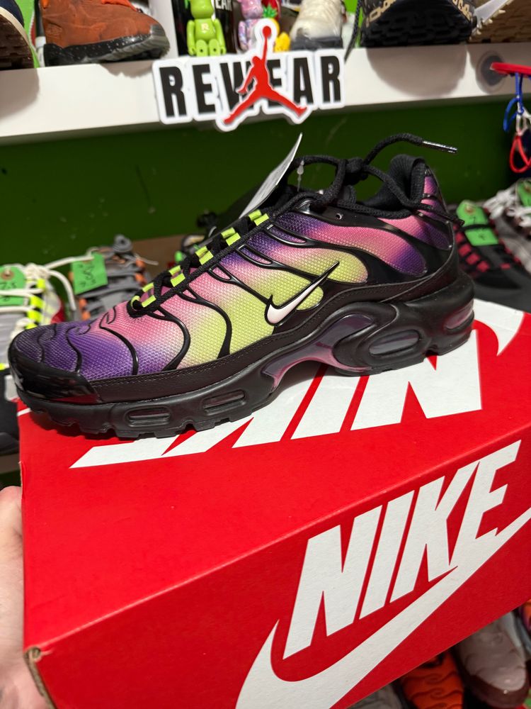 Nike Sneakers new 9.5 boxed 
