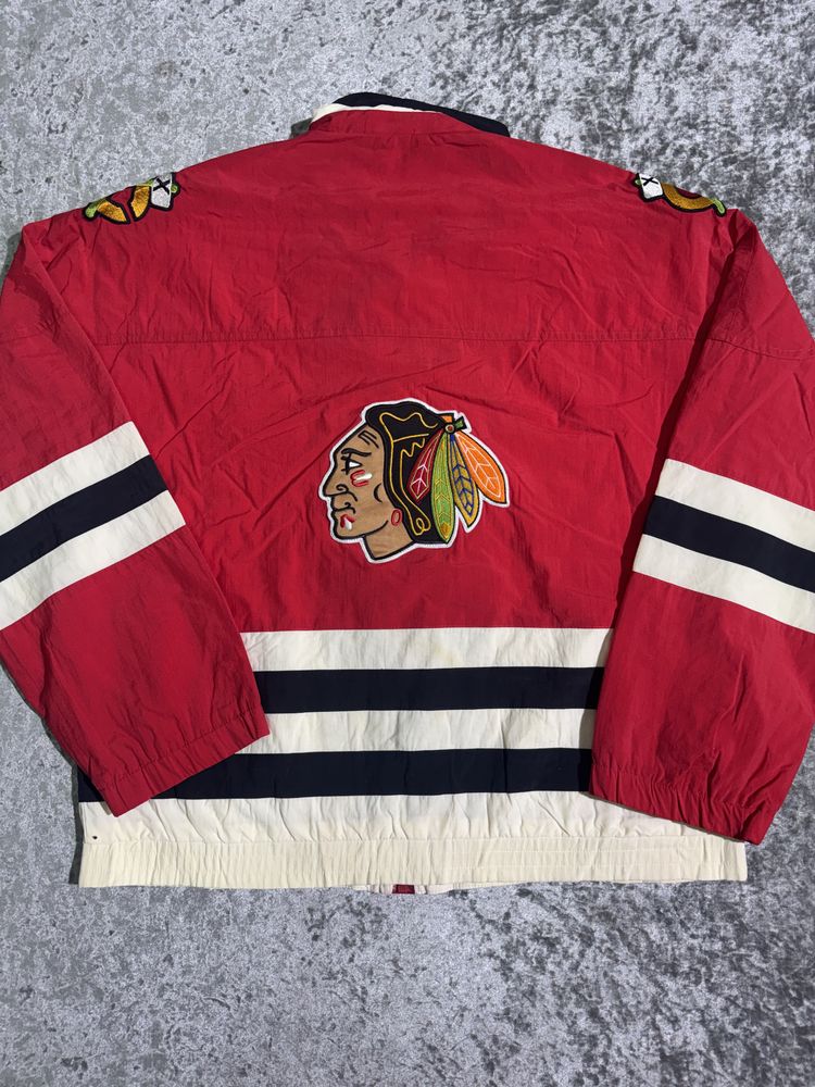 Red Jacket With Chicago Blackhawks Logo obraz 1