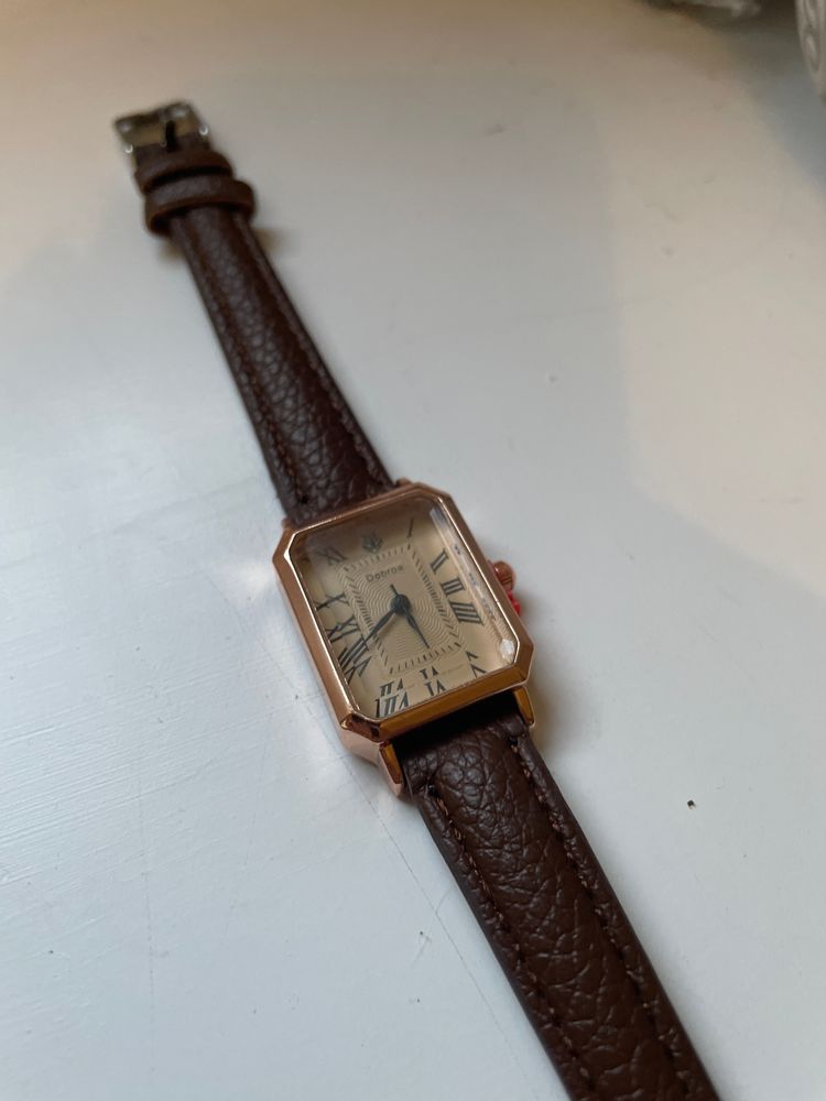 Brown Leather Strap Wristwatch 2