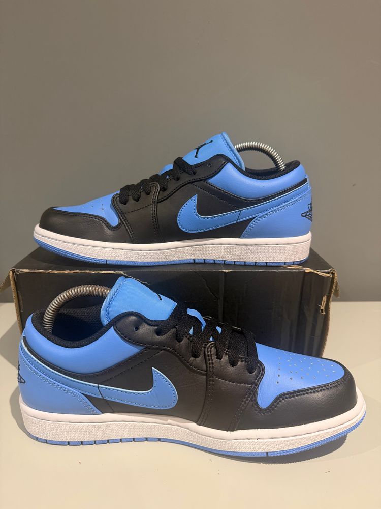 Jordan 1 Low Black University Blue UK 7 imagen 2