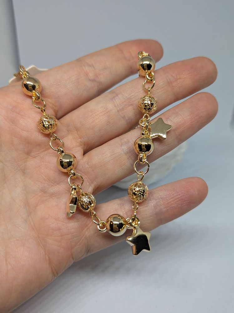 Gold-Tone Bracelet With Star Charms imagen 2