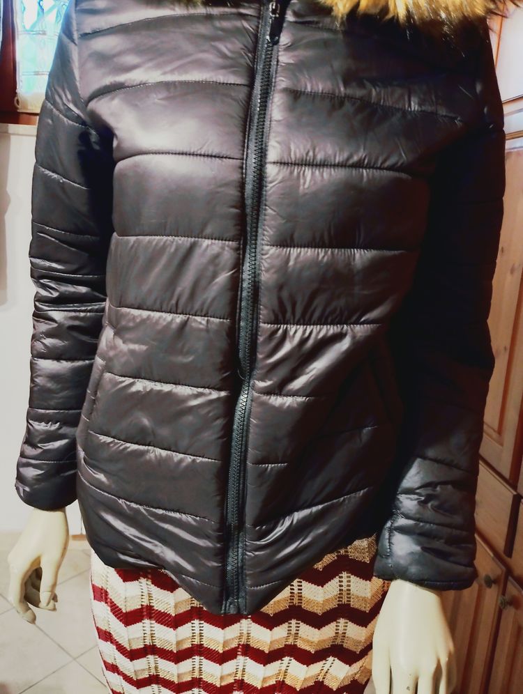 Black Puffer Jacket With Faux Fur Hood imagen 4