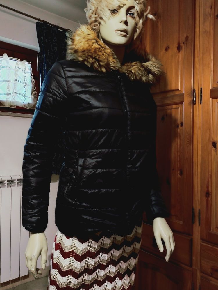 Black Puffer Jacket With Faux Fur Hood imagen 2