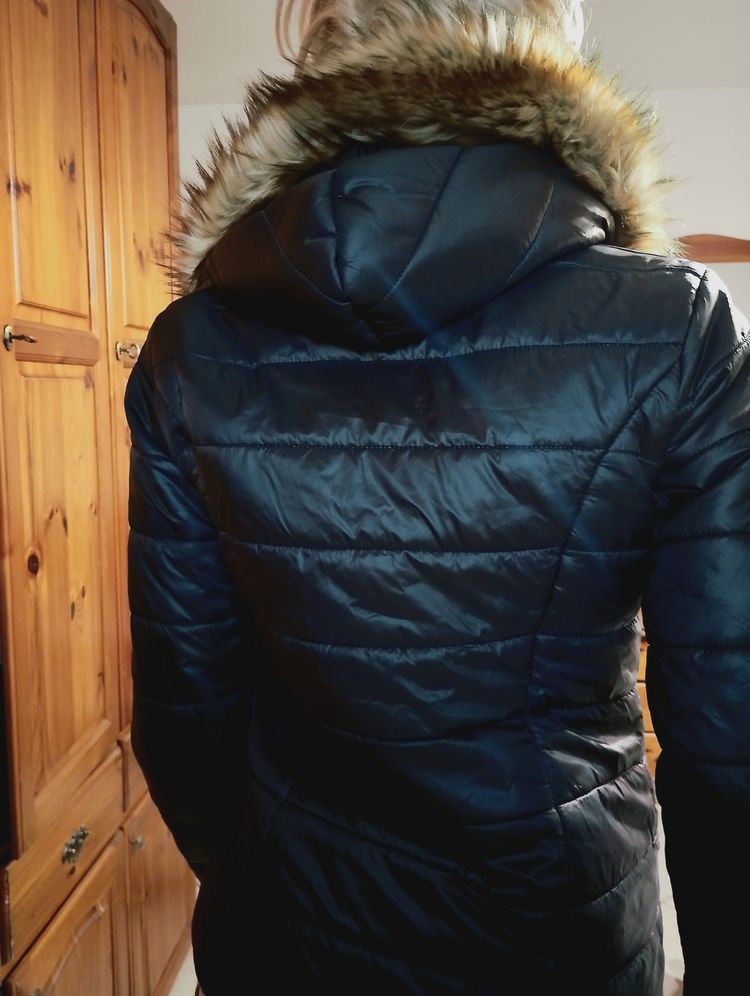 Black Puffer Jacket With Faux Fur Hood imagen 6
