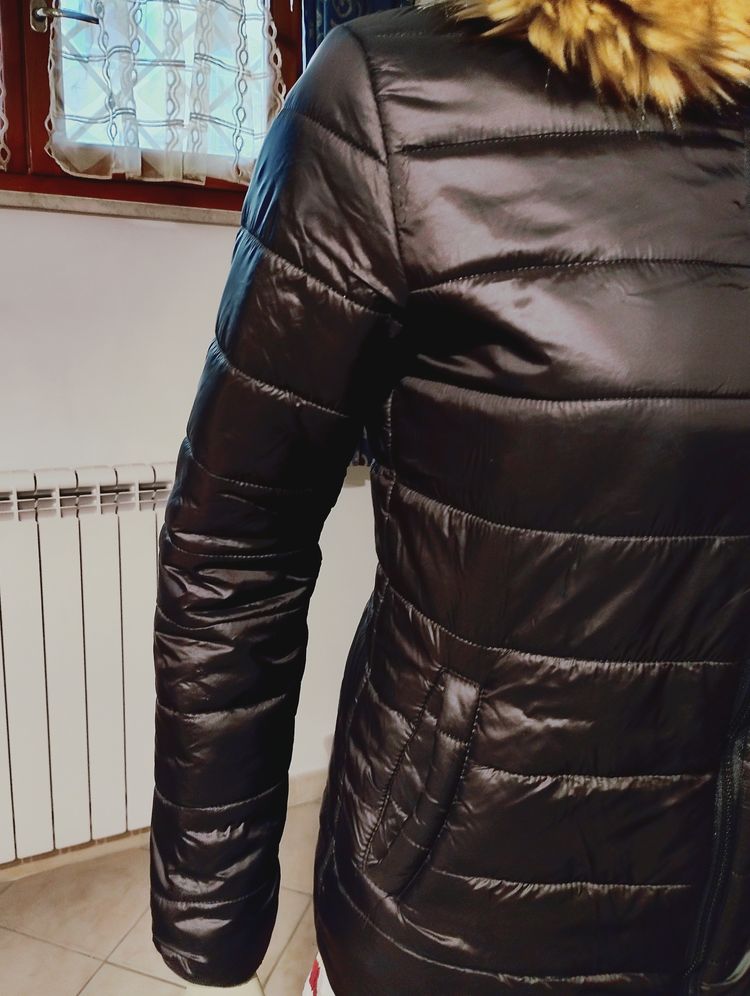 Black Puffer Jacket With Faux Fur Hood imagen 3