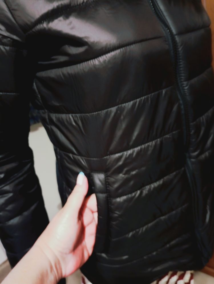 Black Puffer Jacket With Faux Fur Hood imagen 5