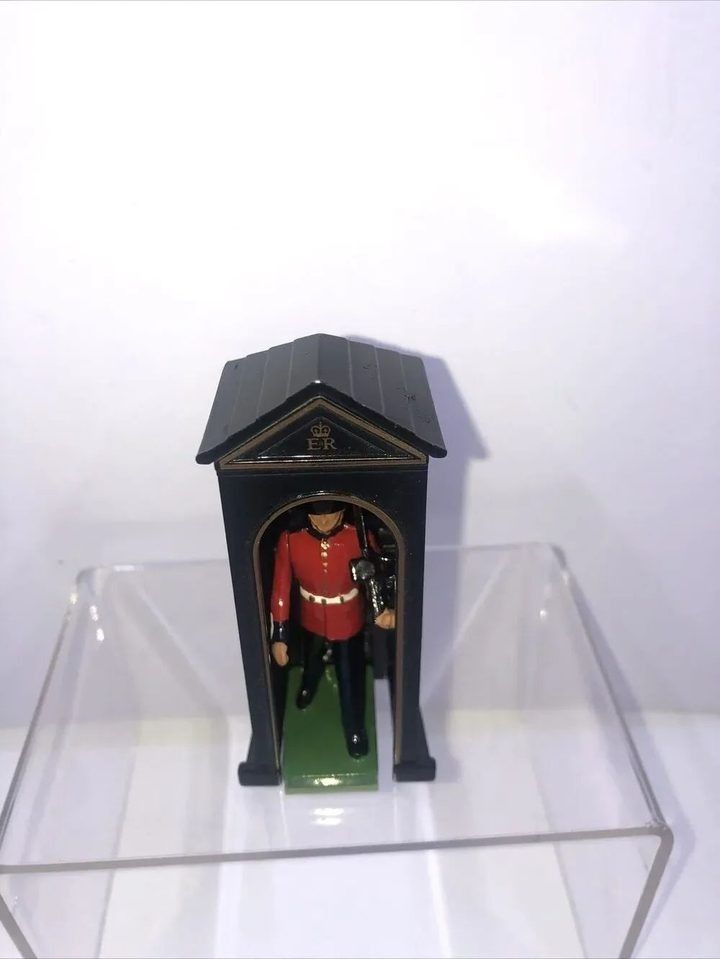 Immagine di Toy Soldier Figurine In Guardhouse 2