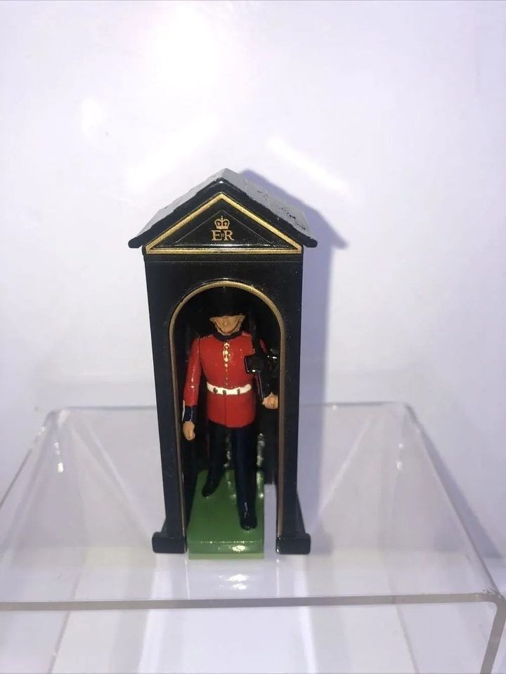 Immagine di Toy Soldier Figurine In Guardhouse 1