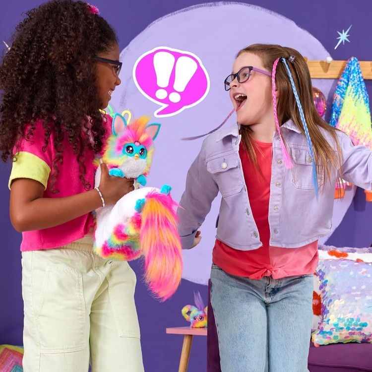 Immagine di DJ Furby Rainbow Interactive Plush 3