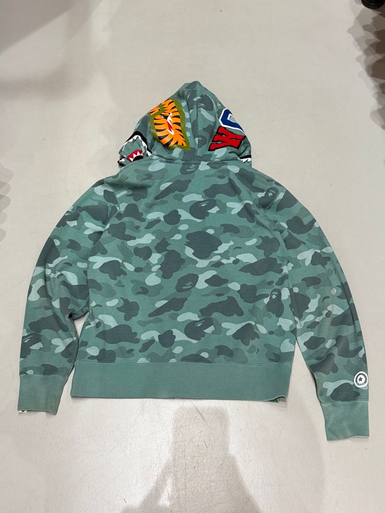 Green Camo Zip-Up Hoodie With Shark Face Design On Hood obraz 2