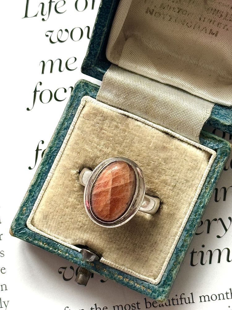 Vintage Sterling Silver Sunstone Solitaire Ring - Large Oval Cabochon with Golden Aventurescence Glow - Size M