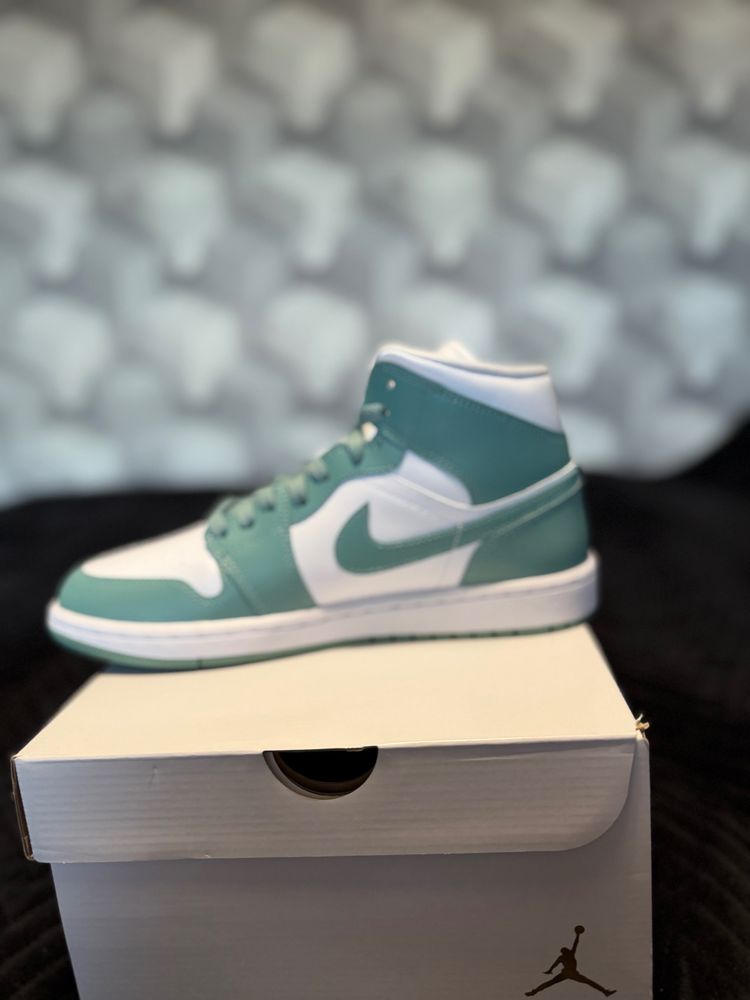 Air Jordan 1 Mid Sneakers zielone białe  image 4