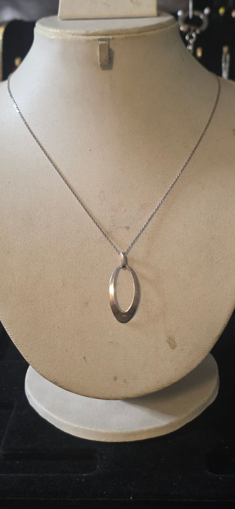 £20). 925 sterling Silver Oval Pendant Necklace