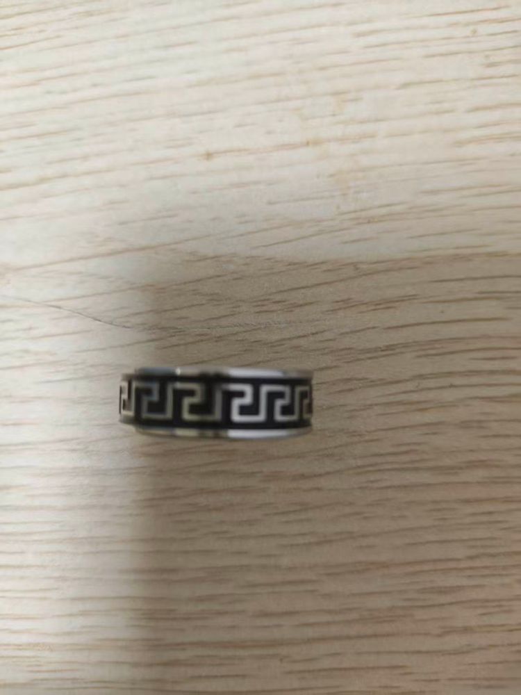 Metal Ring With Black Geometric Pattern imagen 2