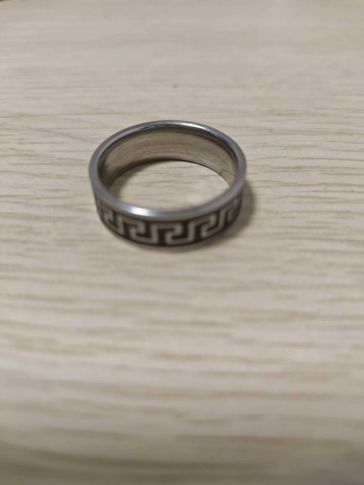 Metal Ring With Black Geometric Pattern imagen 1