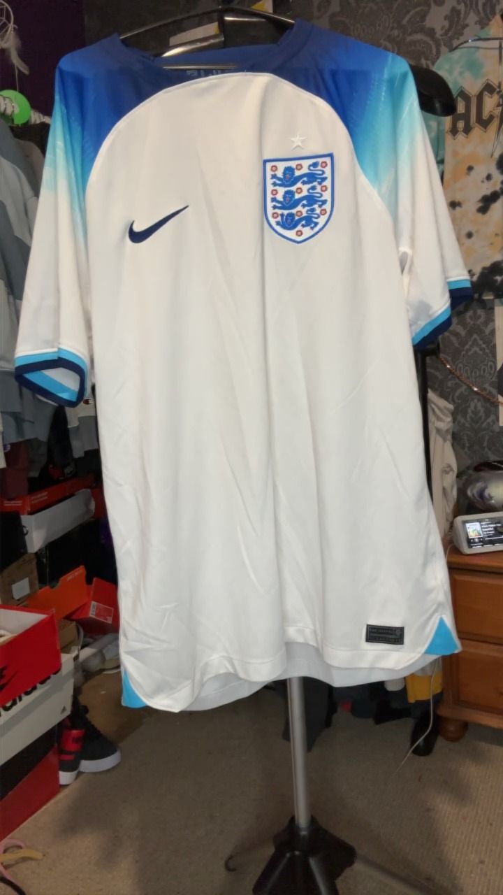 Nike nike dri fit 3 lions tee size large  product image