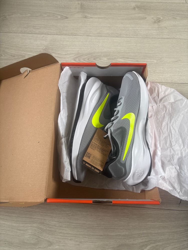 Nike revolution 7 brand new full box 